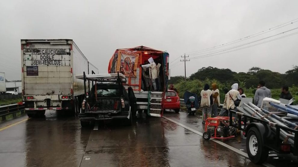 Choca camión tipo torton con peregrinos en Ixtaczoquitlán Veracruz